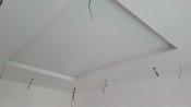 Snížený sádrokartonový strop s přímým a nepřímým osvětlením