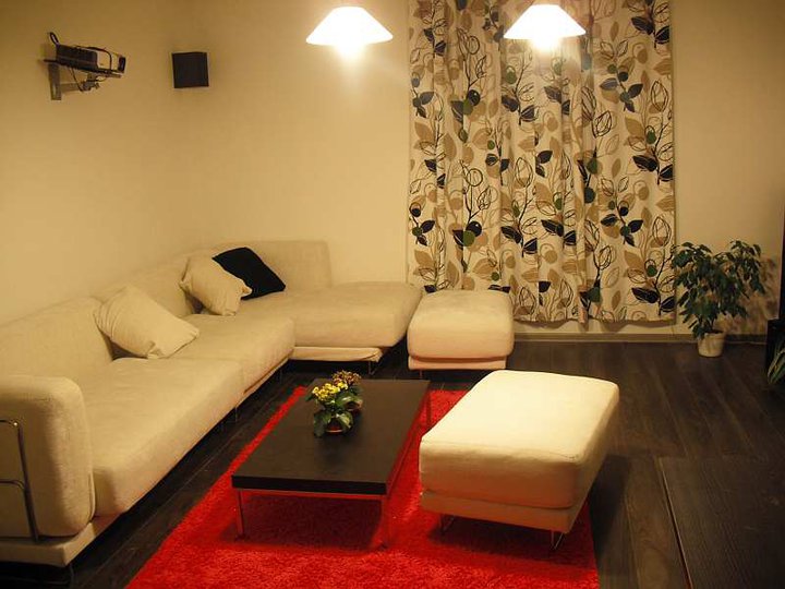 Moderně laděný obývací pokoj - fasáda, podlaha