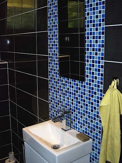 WC - snížení stropu, kombinace obkladu a mozaiky